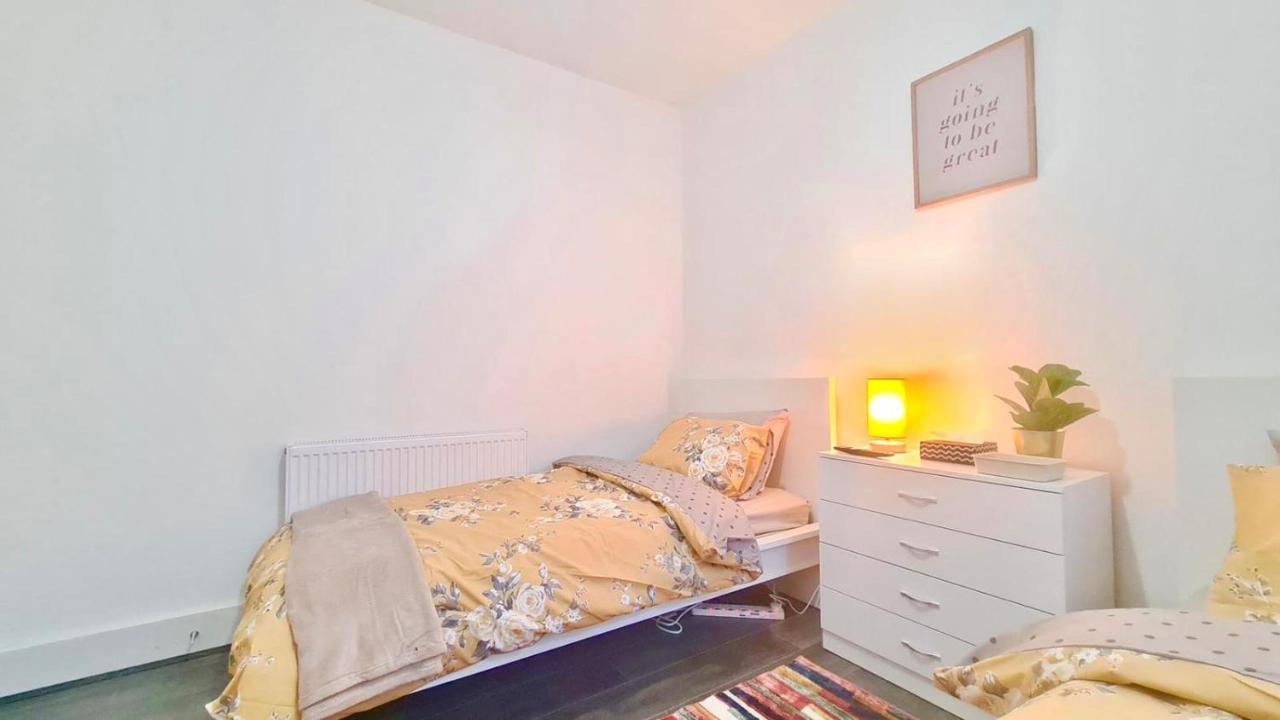 לונדון Deluxe Private Room In Manor Park מראה חיצוני תמונה