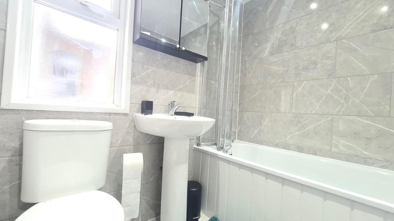 לונדון Deluxe Private Room In Manor Park מראה חיצוני תמונה