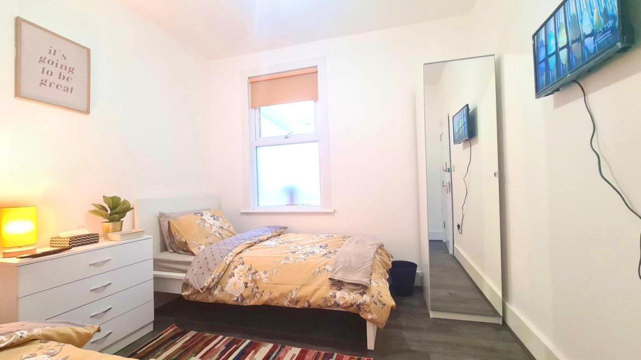 לונדון Deluxe Private Room In Manor Park מראה חיצוני תמונה